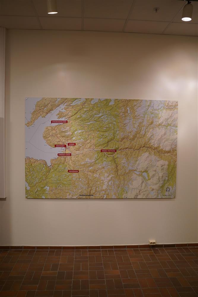 Et stort kart over Stjørdal som henger på veggen utenfor kommunestyresalen, det viser hele kommunen og hvor flere landemerker som Steinvikholmen, Hegra festning og andre befinner seg. - Klikk for stort bilde